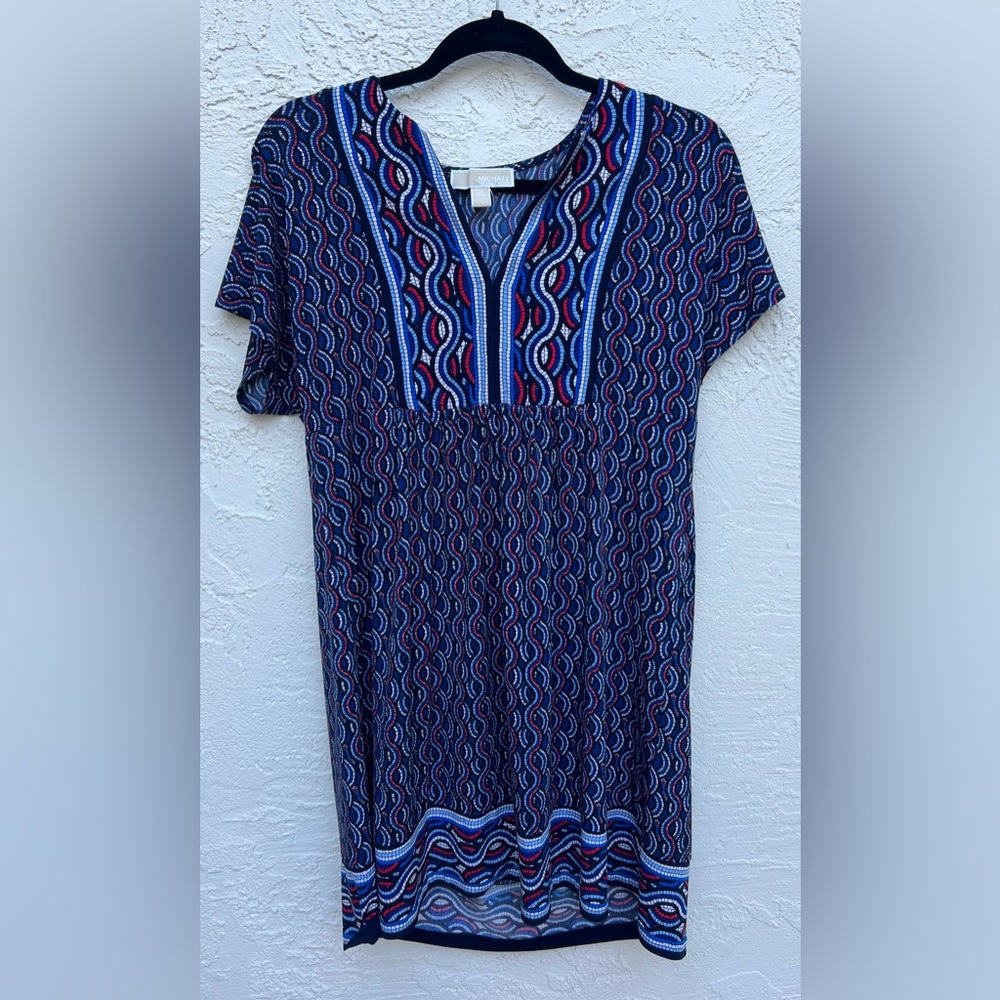 Super cute and colorful dress 🌹 gorgeous pattern perfect for any occasion